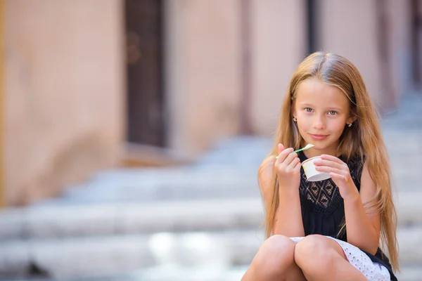 Adorable niña comiendo helado al aire libre en verano. Lindo niño disfrutando de helado italiano real en Roma —  Fotos de Stock
