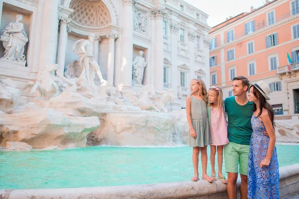 Familia cerca de Fontana di Trevi, Roma, Italia. Padres y niños felices disfrutan de vacaciones italianas en Europa . — Foto de Stock