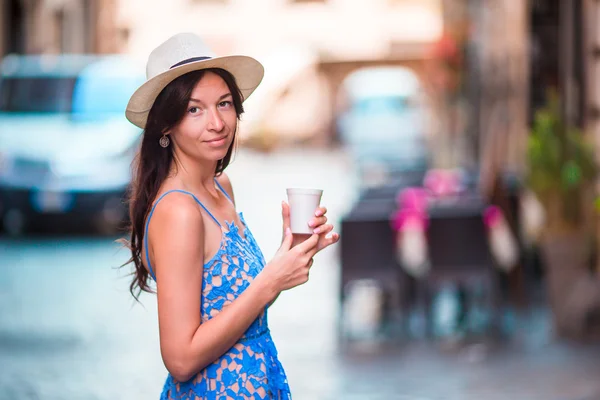 Woman in Rome with coffee to go on vacation travel. Smiling happy caucasian girl having fun laughing on Italian sidewalk cafe during holidays in Rome, Italy, Europe. — Stock Photo, Image