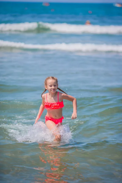 Entzückendes kleines Mädchen am Strand im Sommerurlaub in Europa — Stockfoto