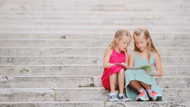 Adorable niña mirando el mapa turístico en los escalones de Italia. Felices niños toodler disfrutar de vacaciones italianas en Europa . — Vídeos de Stock