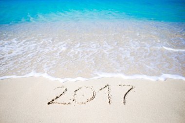 arka plan dalga yumuşak okyanus ile kumsalda el yazısıyla yazılmış 2017