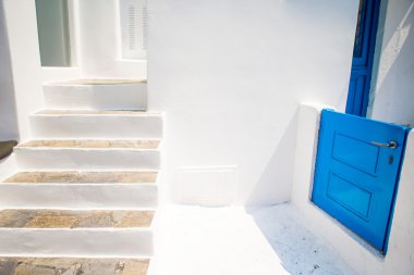 Mikonos, Kiklad'ın rahat sokaklarında tipik bir merdiven ve küçük mavi kapı.