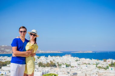 Mykonos Adası, Cyclades güzel genç çift. Turist Yunanistan arka plan ünlü Mykonos Köyü Yunan onların tatiller
