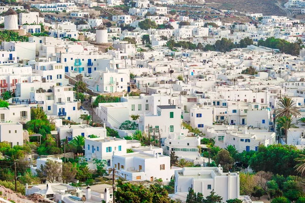 Zicht op traditioneel Grieks dorp met witte huizen op Mykonos Eiland, Griekenland, — Stockfoto