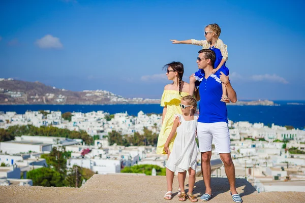 Vacanza in famiglia in Europa. Genitori e bambini che guardano il paesaggio urbano dell'isola di Mykonos in Grecia — Foto Stock