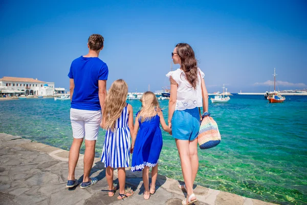 Rodinná dovolená v Evropě. Rodiče a děti se dívají na staré město Chora na Mykonu, Řecko — Stock fotografie