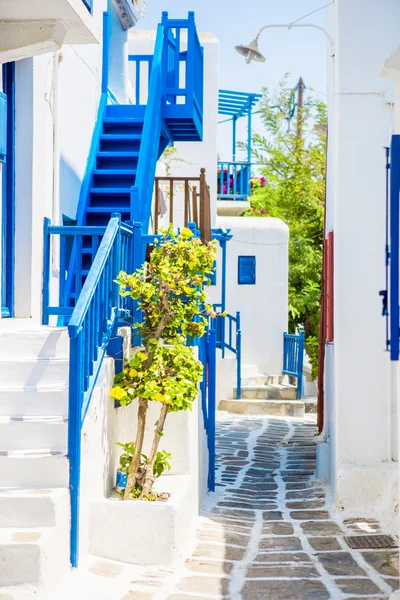 蓝色的阳台、 楼梯与花岛在狭窄的街道。美丽的建筑，建筑外观以克拉风格. — 图库照片