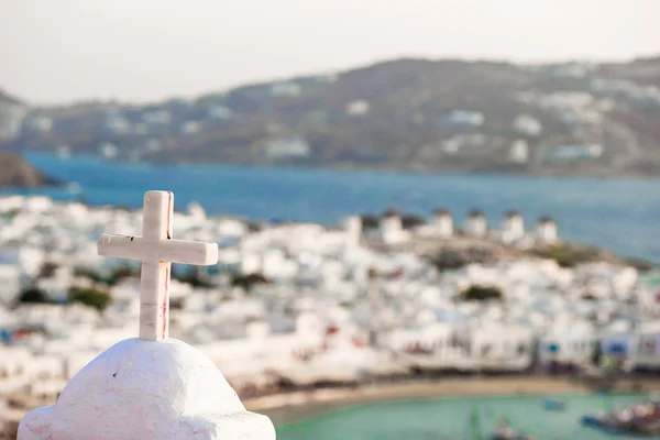 Yunanistan 'ın Mykonos Adası' nda beyaz evleri olan geleneksel Yunan köyü manzarası, — Stok fotoğraf