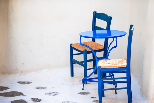 Two blue chairs on a street of typical greek traditional village on Mykonos Island, Greece, Europe — Stock Photo, Image