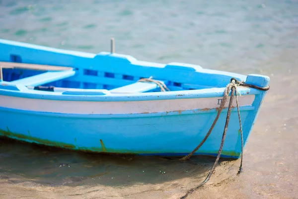 典型的蓝色和白色颜色的米科诺斯端口上基克拉泽斯，希腊米克诺斯岛希腊渔船 — 图库照片