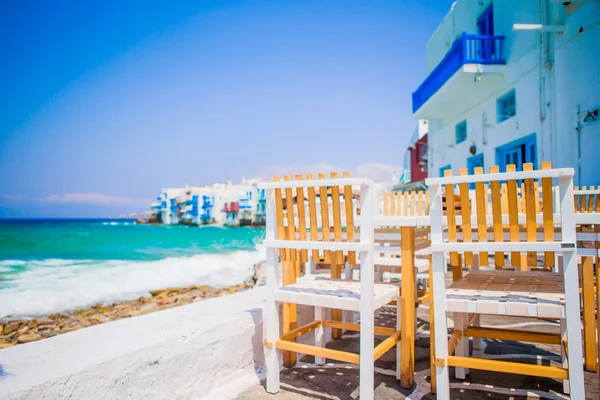 Вид на Маленькую Веничку из ресторана на греческом острове Мьос — стоковое фото