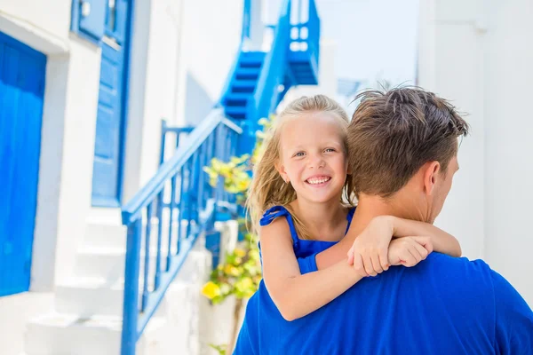 Családi Európában. Boldog édesapja és a kis aranyos lány Mykonos görög nyaralás alatt — Stock Fotó