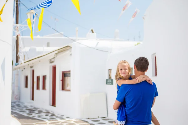 Familjen i Europa. Lycklig far och bedårande liten flicka i Mykonos under sommaren grekiska semester — Stockfoto