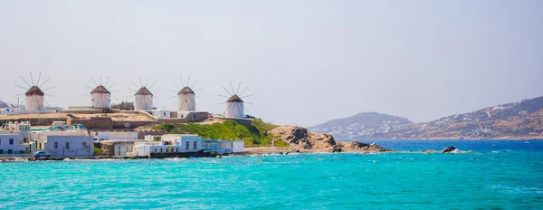Panorama da vista famosa dos moinhos de vento gregos tradicionais na ilha de Mykonos no nascer do sol, Cyclades, Grécia — Fotografia de Stock