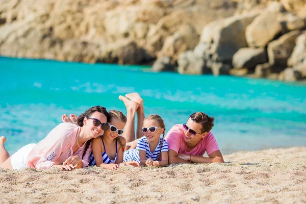 Młode piękne rodziny na wakacje — Zdjęcie stockowe