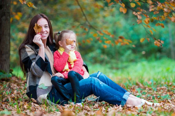 Entzückendes kleines Mädchen mit Mutter im Herbst Park im Freien — Stockfoto