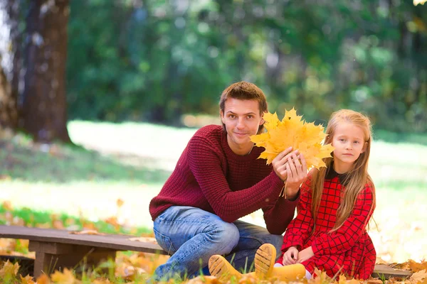 Schattig meisje met vader in herfst park buitenshuis. Gelukkige familie samen genieten van warme herfst dag — Stockfoto