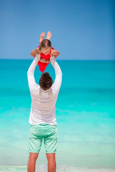 하얀 열 대 해변에 재미 행복 한 가족 — 스톡 사진