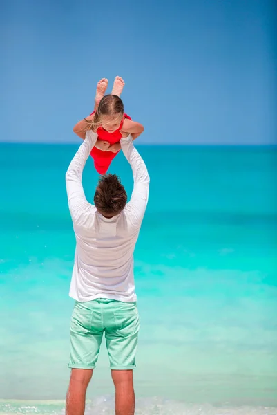 Familia feliz divirtiéndose en la playa tropical blanca —  Fotos de Stock