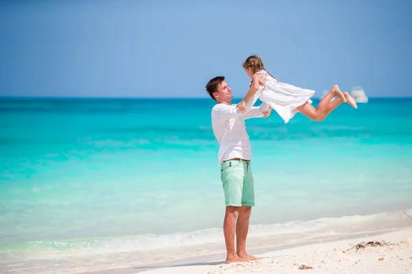 Famiglia felice divertirsi sulla spiaggia tropicale bianca — Foto Stock
