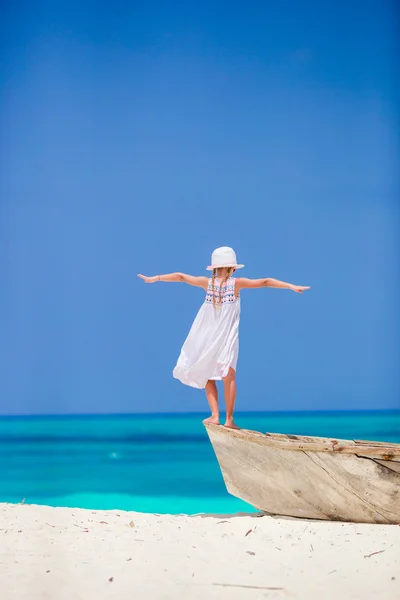 Underbar liten flicka på stranden under sommarlovet — Stockfoto