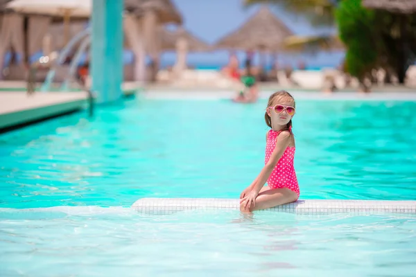 Pequeña chica adorable feliz en la piscina al aire libre —  Fotos de Stock