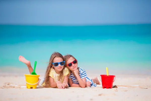 Adorables niñas durante las vacaciones de verano. Niños en la playa blanca —  Fotos de Stock