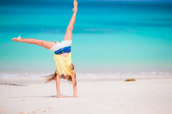 Schattig actief klein meisje aan het strand tijdens de zomervakantie — Stockfoto