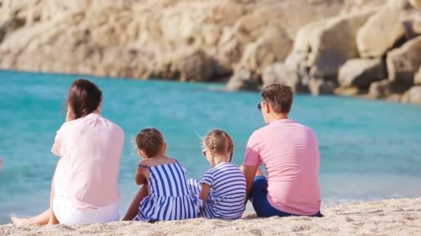 Jonge mooie gezin op vakantie — Stockvideo