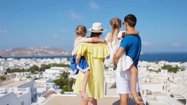 Familjen i Europa. Föräldrar och barn bakgrund gamla stan i Mykonos island, Grekland — Stockvideo