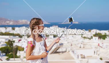 Sevimli küçük kız selfie fotoğraf arka plan Mikonos kentine Yunanistan alarak