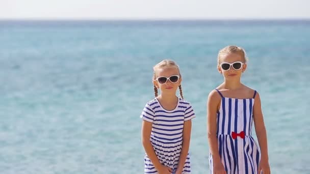 Retrato de duas meninas adoráveis juntos durante as férias na praia — Vídeo de Stock