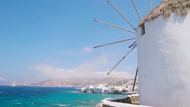 Beroemde weergave van traditionele Griekse windmolens op Mykonos eiland bij zonsopgang, Cycladen, Griekenland — Stockvideo