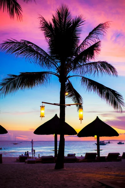Blu rosa e rosso tramonto sul mare spiaggia con silhouette di palma — Foto Stock