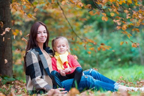 Glad mamma med liten flicka vacker höstdag — Stockfoto