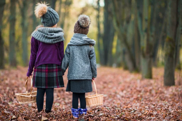 Kleine schattige meisjes buiten op warme zonnige herfstdag — Stockfoto