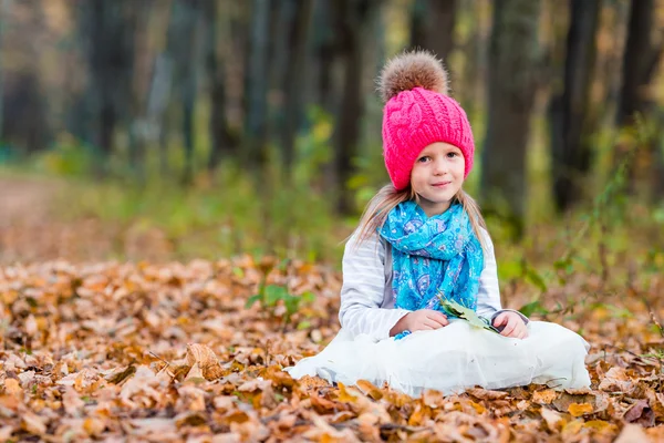 Αξιολάτρευτο κοριτσάκι σε εξωτερικούς χώρους με όμορφη ζεστή μέρα σε Φθινοπωρινό δάσος — Φωτογραφία Αρχείου