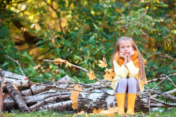 Bambina nel parco autunnale all'aperto — Foto Stock