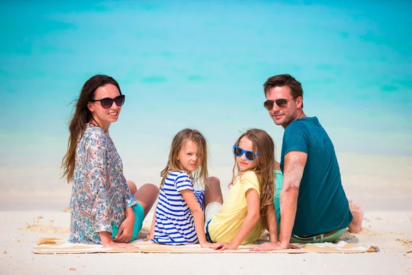 Familia feliz de cuatro en la playa — Foto de Stock