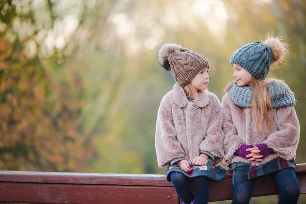 Pequenas garotas adoráveis ao ar livre no dia ensolarado quente do outono — Fotografia de Stock
