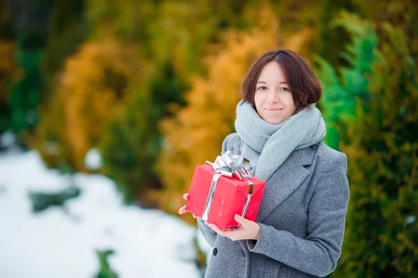 Frau mit roter Weihnachtsbox Geschenk im Winter Tag im Freien — Stockfoto