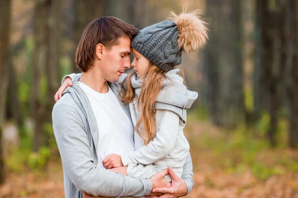 Lycklig familj att ha kul på vacker höstdag — Stockfoto