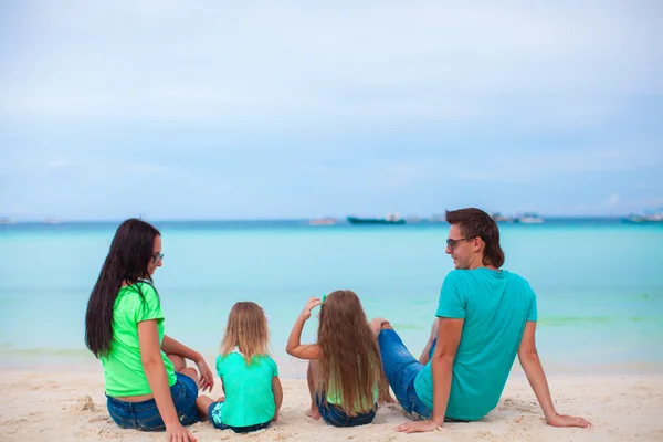 Familienurlaub am Strand — Stockfoto