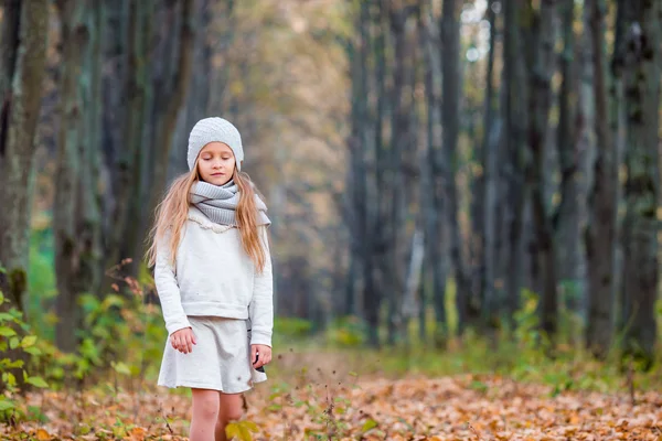 Adorable little girl outdoors at beautiful warm day in autumn park — Stock Photo, Image