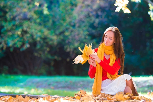 Bella donna elegante in un parco in autunno — Foto Stock