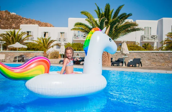 Menina adorável na piscina se divertindo durante as férias de verão — Fotografia de Stock