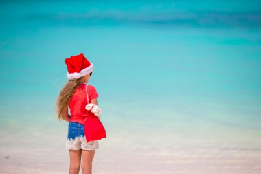 Noel tatilinde Noel Baba şapkalı sevimli küçük kız.