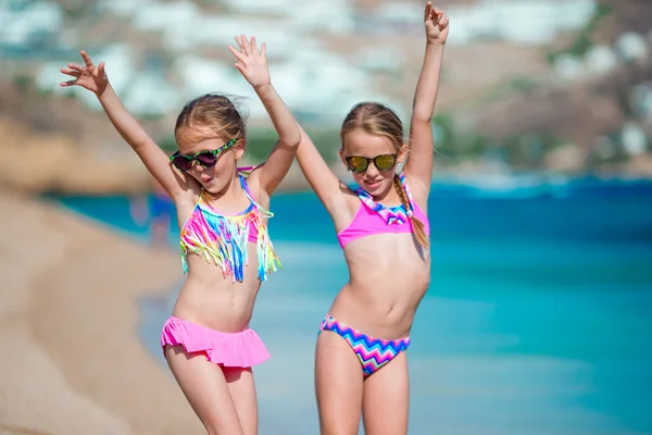 Entzückende kleine Mädchen, die während ihres Strandurlaubs Spaß haben — Stockfoto