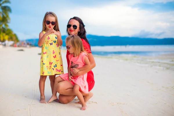 Mother and two her kids at exotic beach on sunset — Stock Photo, Image